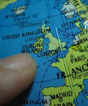 Finger peger på Storbritannien